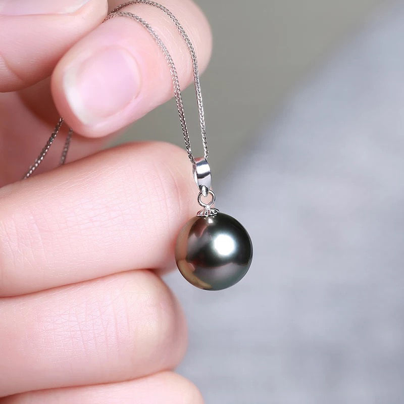 Elegant Silver Pendant Pearl Necklace