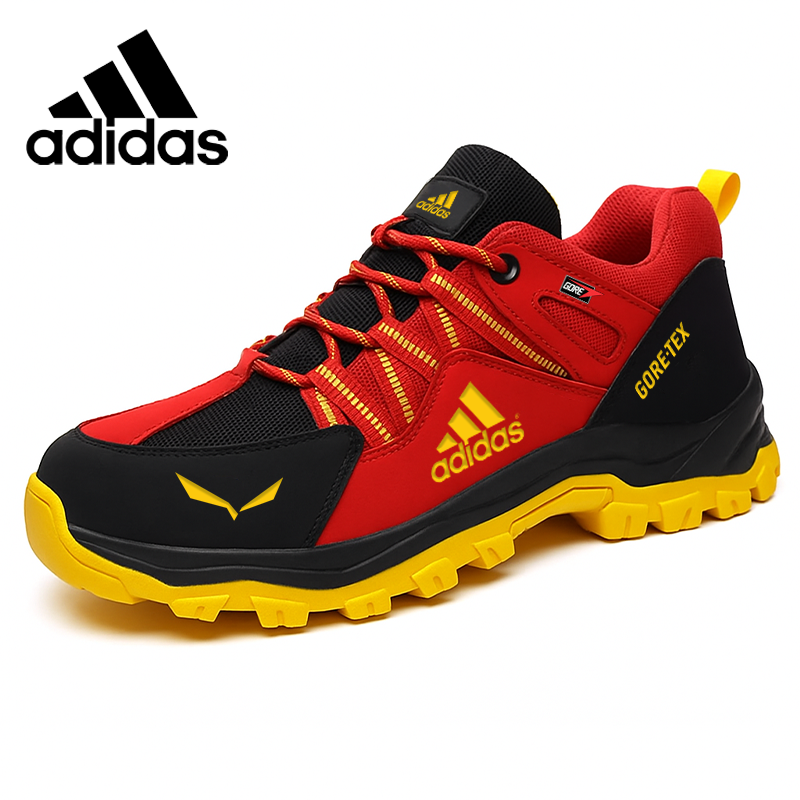 Adidas® žygio batai pagaminti iš vandeniui atsparios ir kvėpuojančios medžiagos.