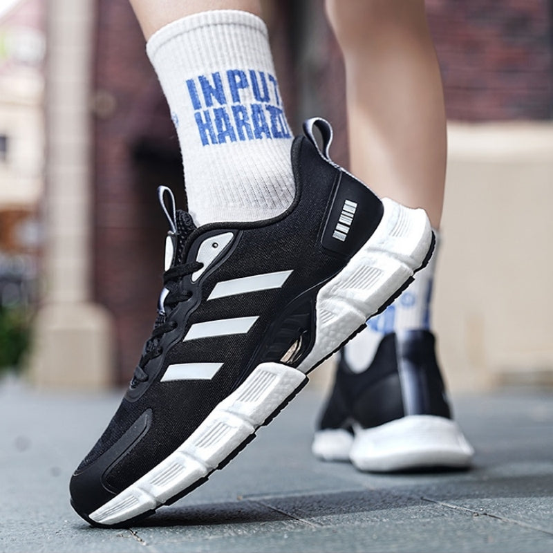 Antibakteriniai, kvėpuojantys laisvalaikio sportbačiai iš Adidas