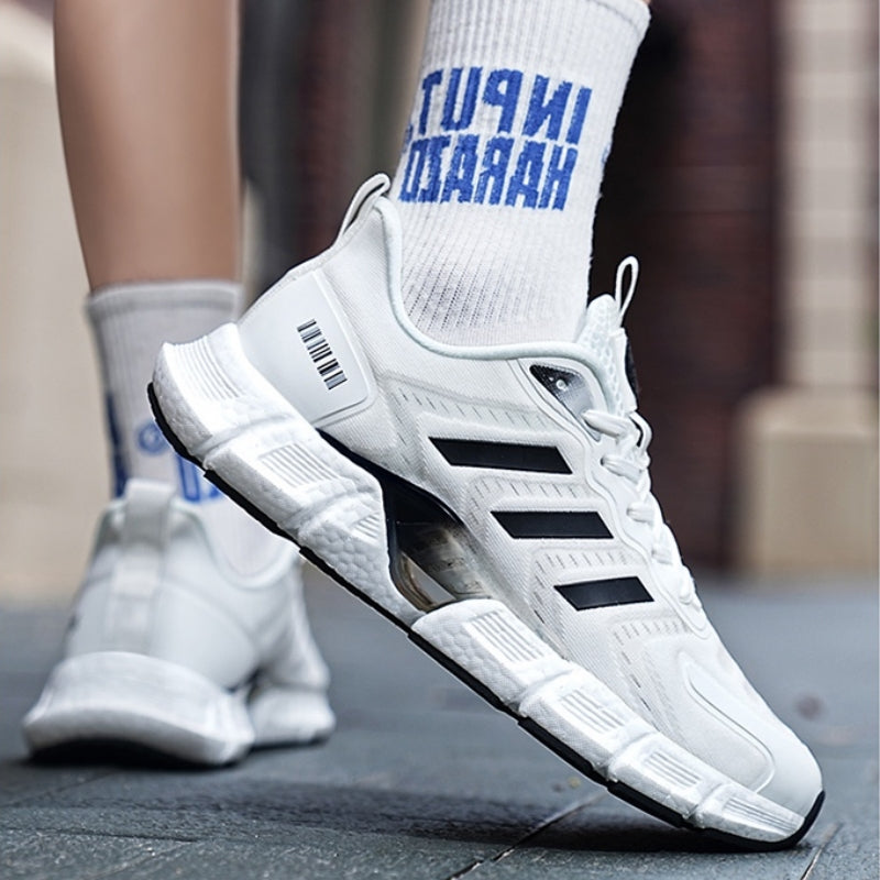 Antibakteriniai, kvėpuojantys laisvalaikio sportbačiai iš Adidas