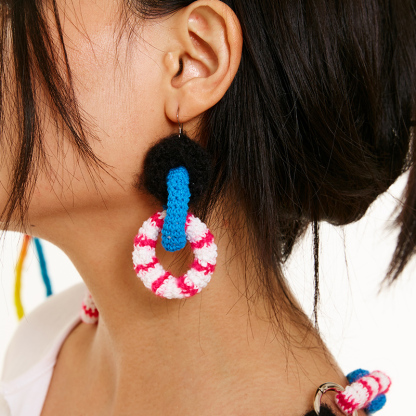 Contrast color hoop earrings