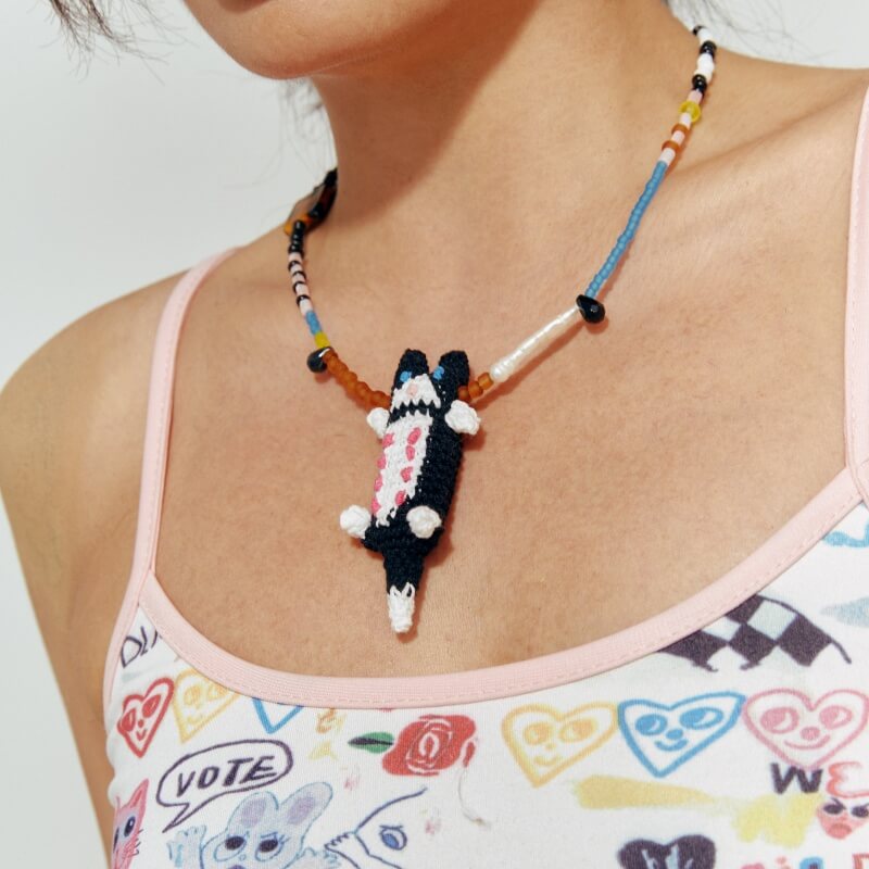 handmade jewelry  unique accessories Lying flat cat necklace-feeky
