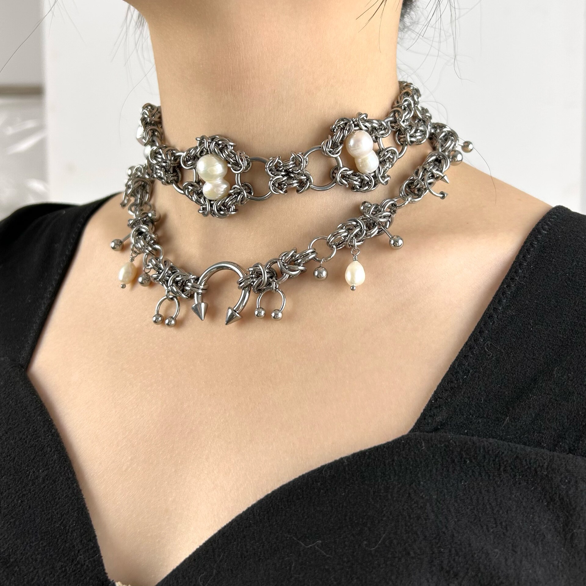  Titanium Steel Layered Choker Necklace, Gothic Baroque Pearl Spike Horseshoe Chain Collar, Hypoallergenic Anti-Fade Punk Y2K Statement Neck Jewelry for Women