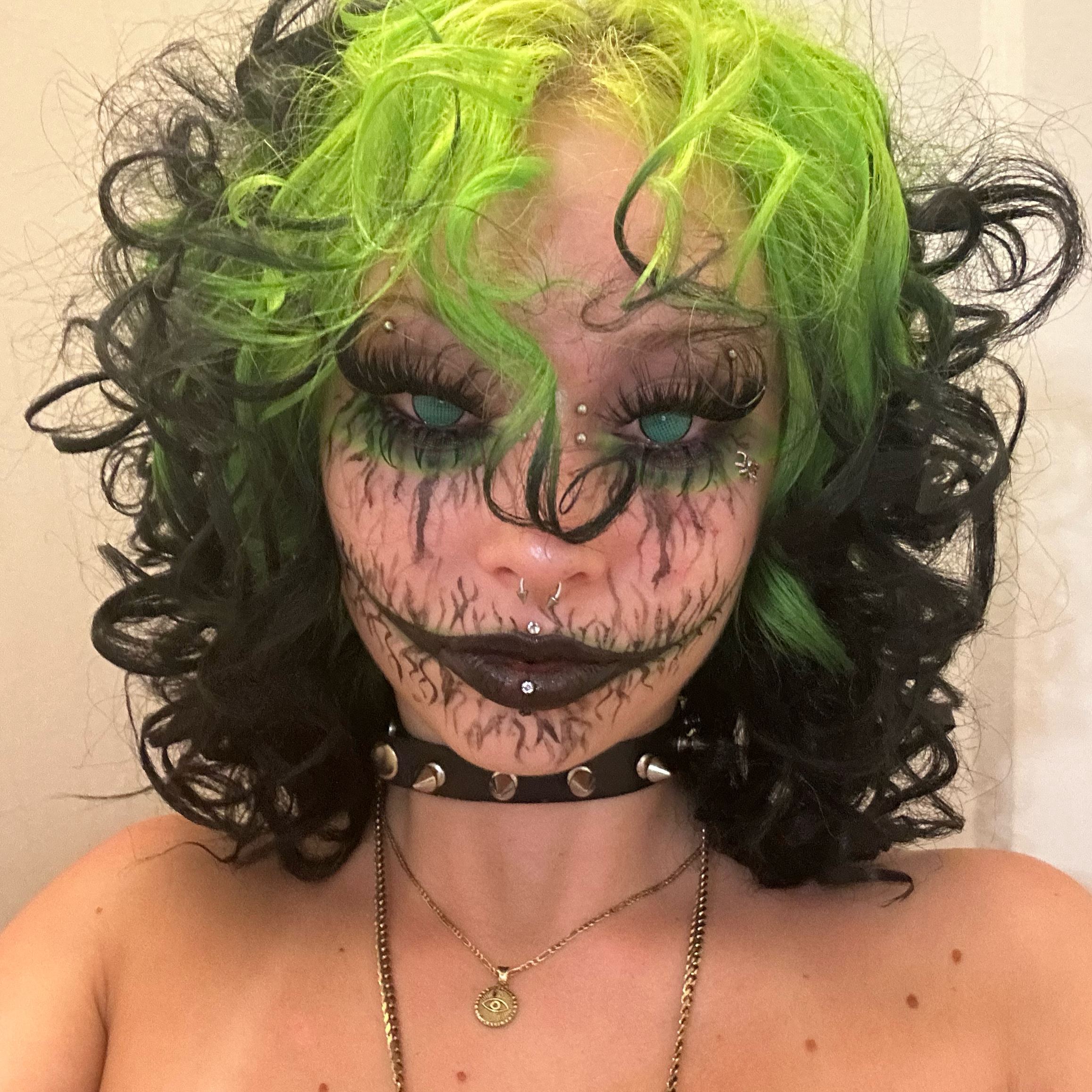 Gridding Green Contact Lenses