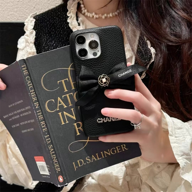香奈儿风格智能手机壳 iPhone 壳丝带品牌香奈儿 iPhone 16/16pro 壳装饰 iPhone 15/15pro 壳流行品牌女孩 iPhone 14/13 壳可爱