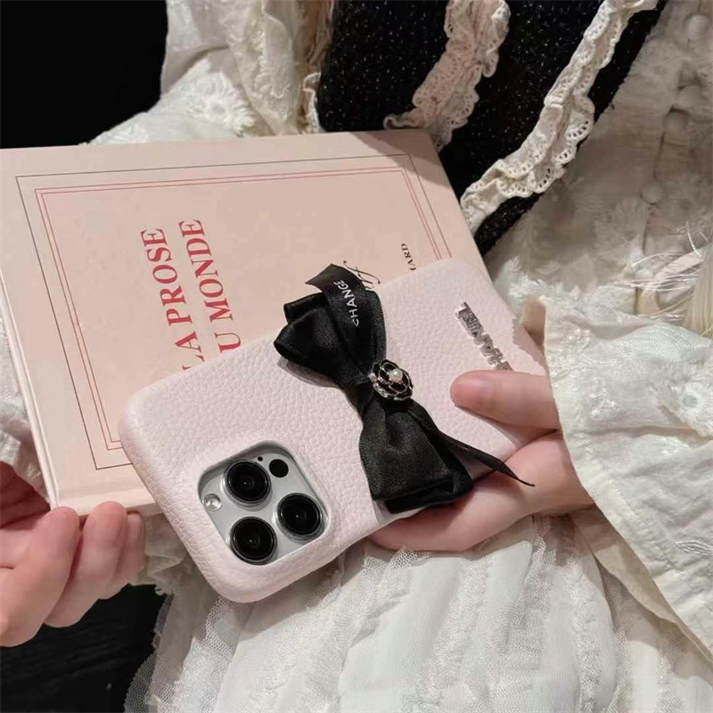 香奈儿风格智能手机壳 iPhone 壳丝带品牌香奈儿 iPhone 16/16pro 壳装饰 iPhone 15/15pro 壳流行品牌女孩 iPhone 14/13 壳可爱