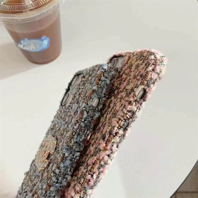 iphone16/16pro手机壳 香奈儿风格香奈儿智能手机壳 粗花呢iphone15/15pro手机壳 可爱品牌iphone14/13手机壳 高端品牌iphone手机壳 奢侈品牌 深受女生欢迎