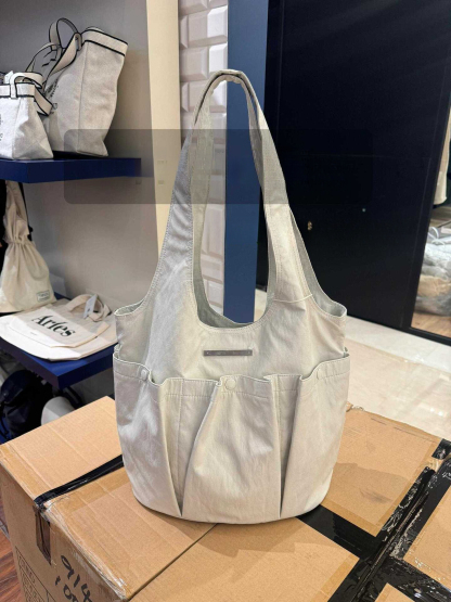 褶皺雙口袋單肩托特包