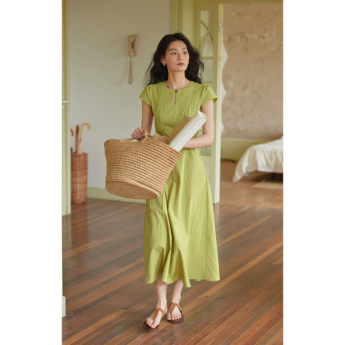 女夏一粒扣圓領收腰連衣裙