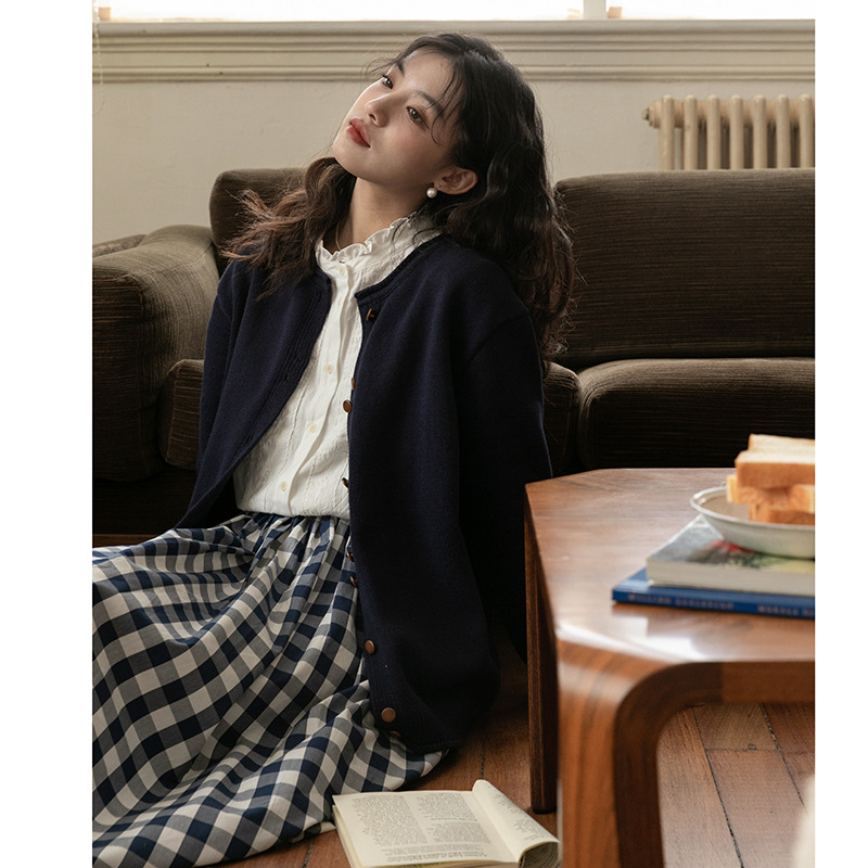 女士初秋圓領白針織毛衣外套+長袖襯衫+半身裙