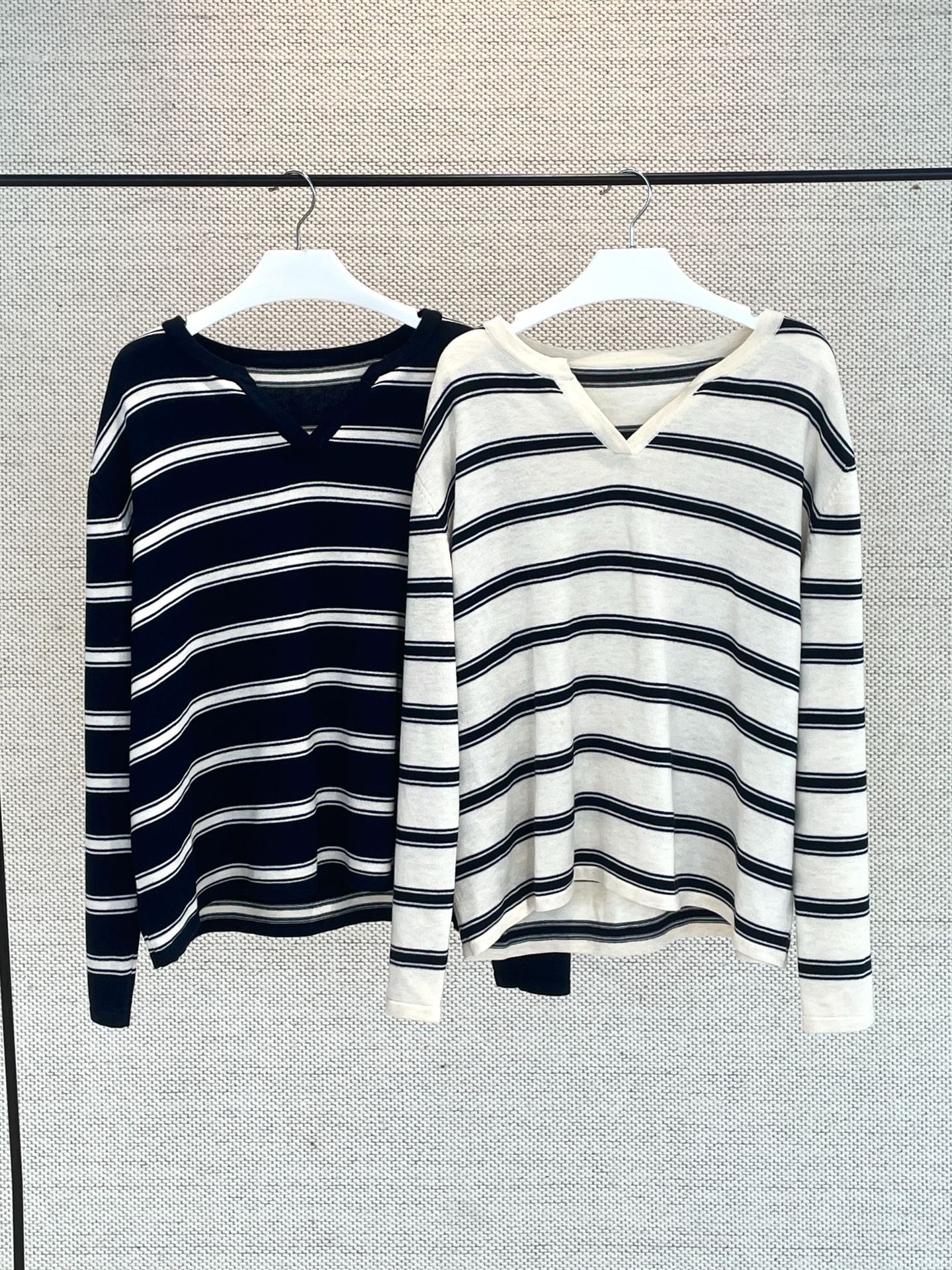 女士春秋V領粗條紋綿羊毛毛衣