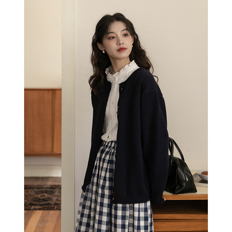 女士初秋圓領白針織毛衣外套+長袖襯衫+半身裙