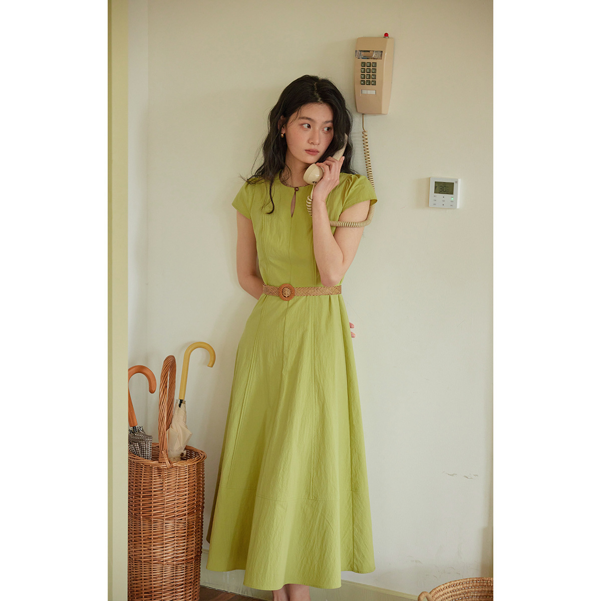 女夏一粒扣圓領收腰連衣裙