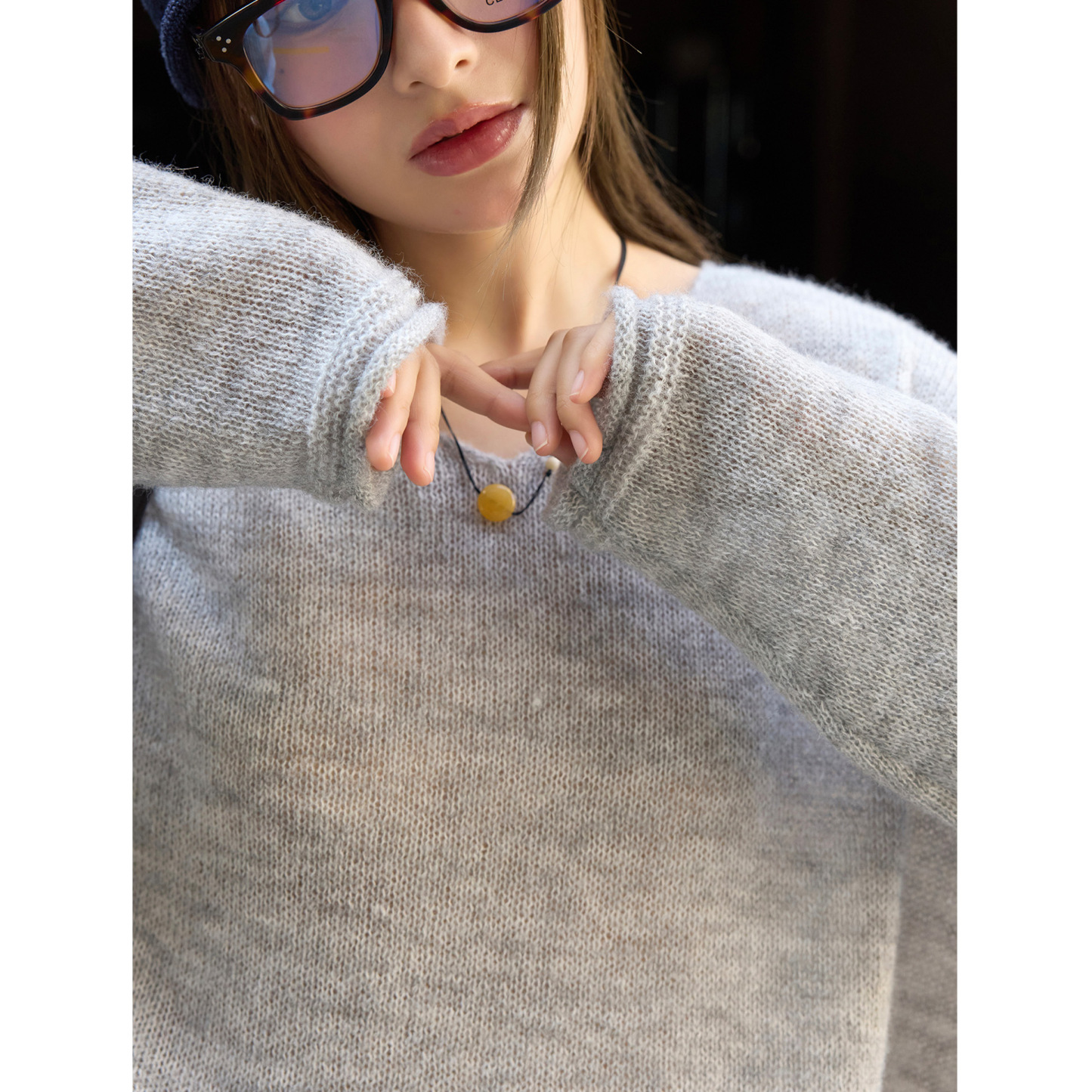 女春秋捲邊V領細膩蓬鬆毛衣