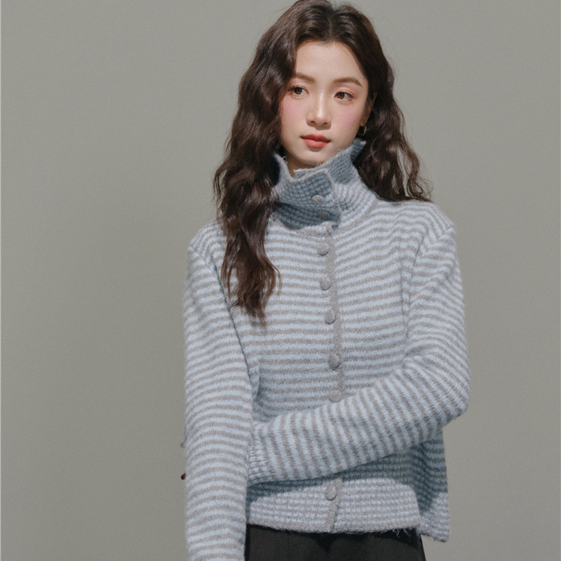 女士冬季慵懶風軟糯條紋高領毛衣外套