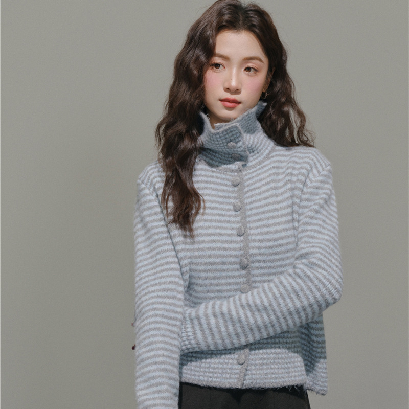 女士冬季慵懶風軟糯條紋高領毛衣外套