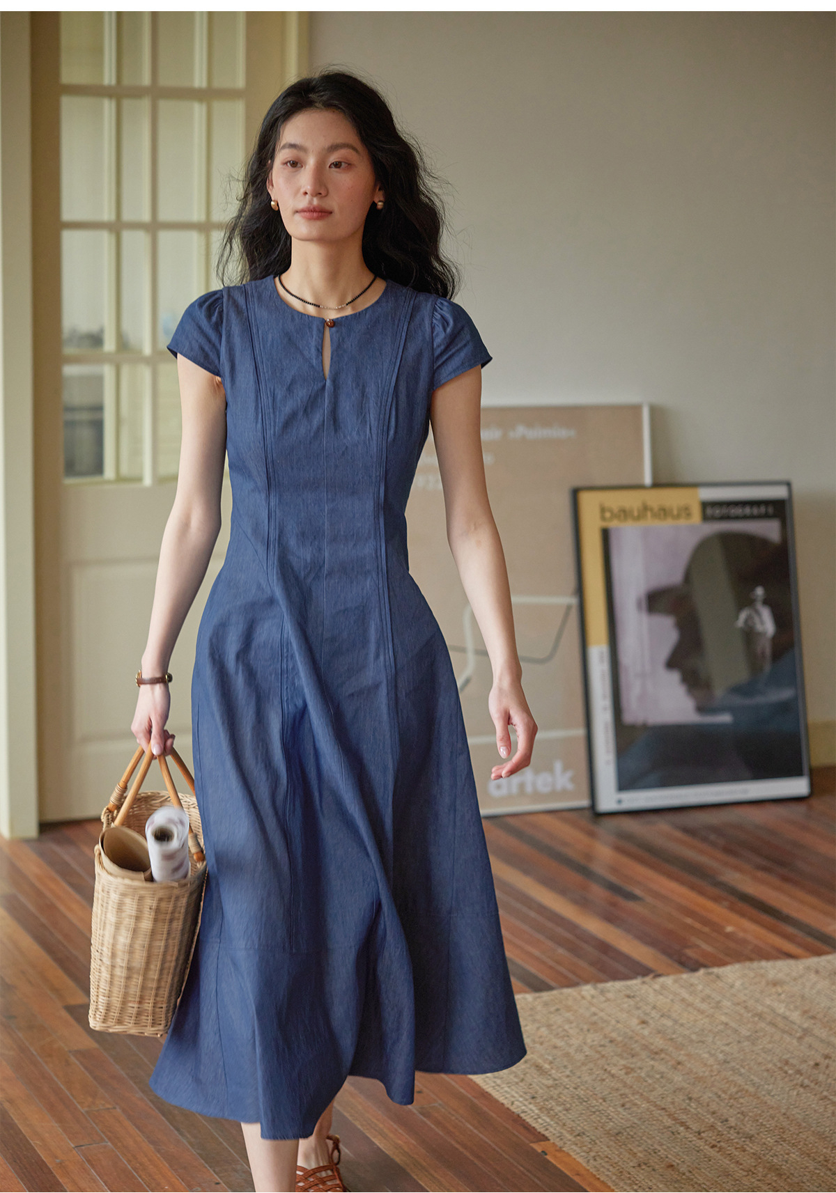 女夏一粒扣圓領收腰連衣裙