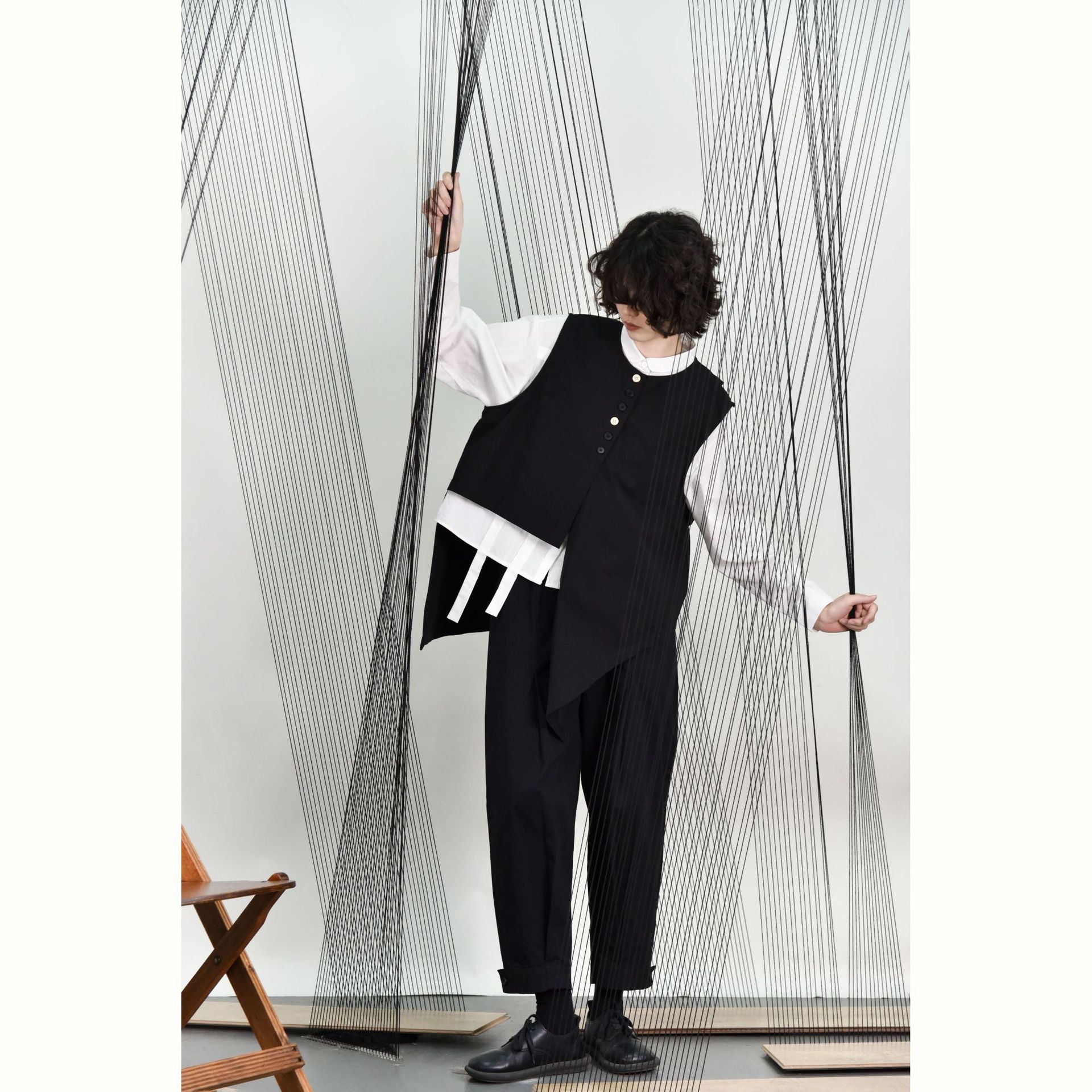 女士撞色扣不規則尖角下擺圓領馬甲