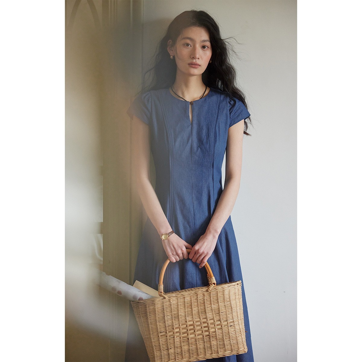 女夏一粒扣圓領收腰連衣裙