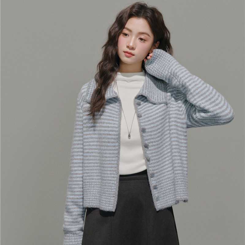 女士冬季慵懶風軟糯條紋高領毛衣外套
