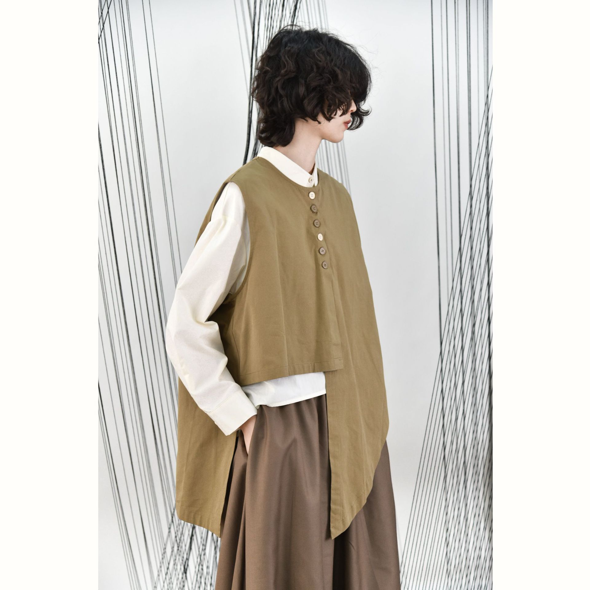 女士撞色扣不規則尖角下擺圓領馬甲