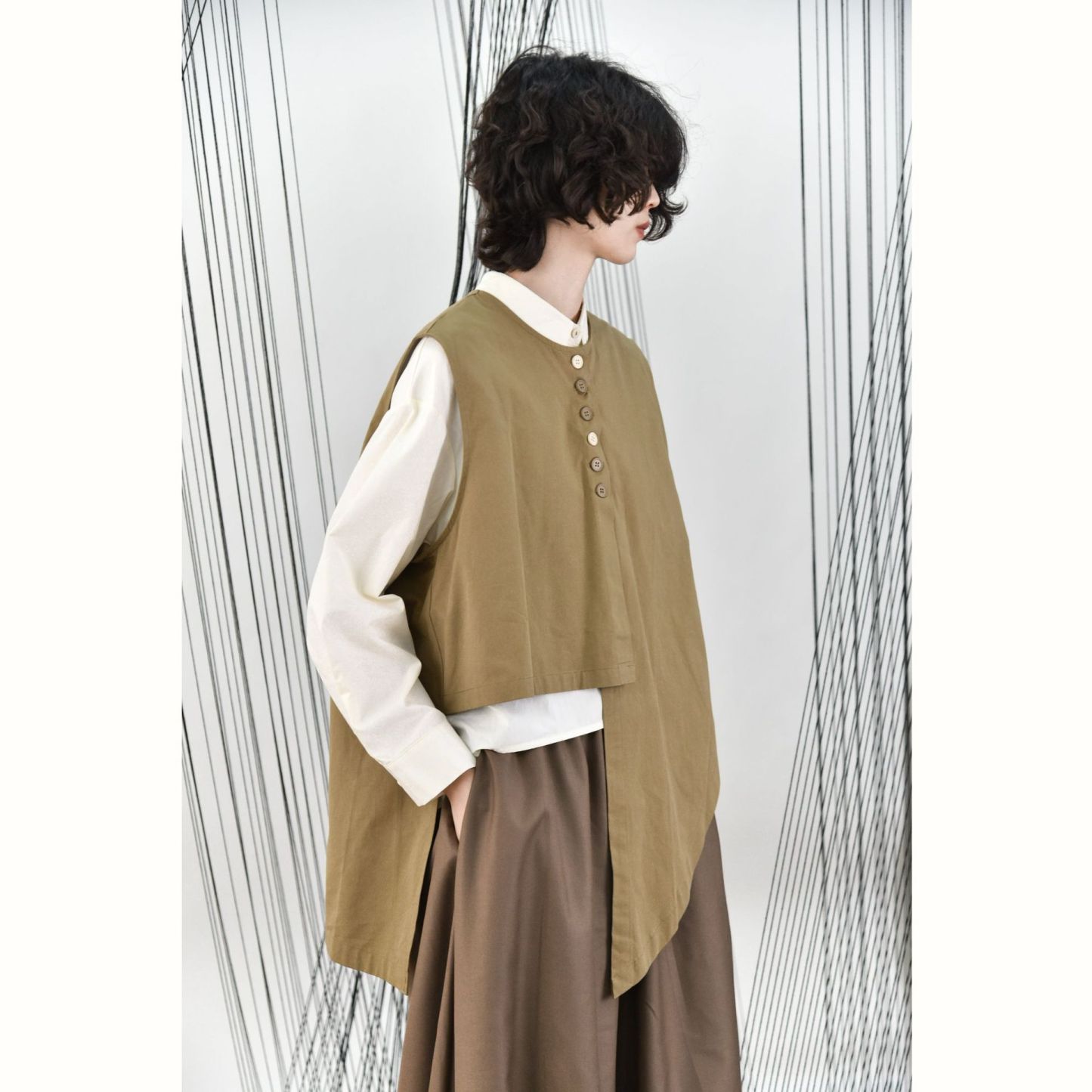 女士撞色扣不規則尖角下擺圓領馬甲