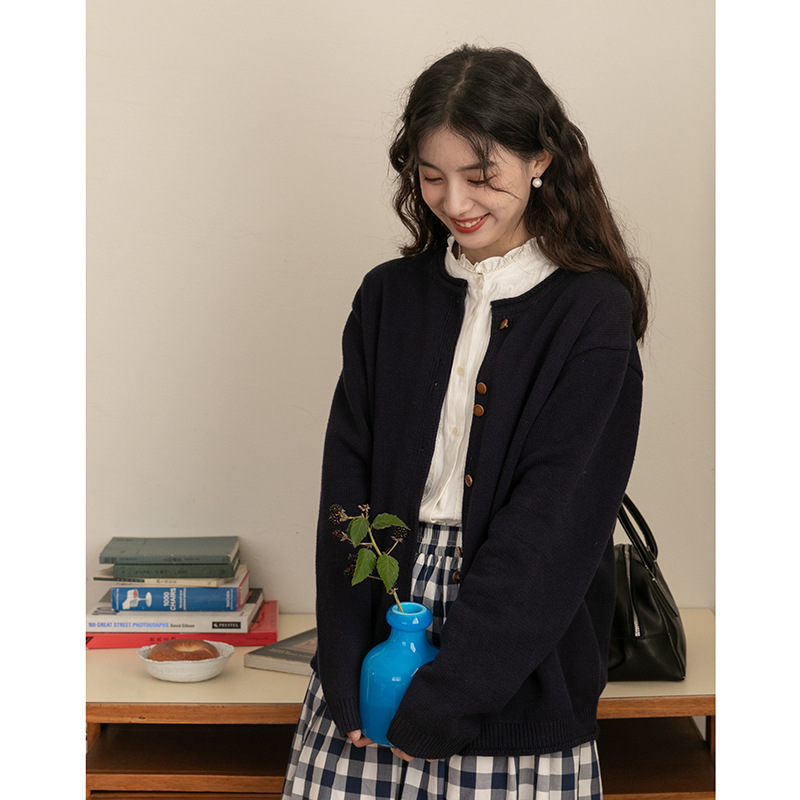 女士初秋圓領白針織毛衣外套+長袖襯衫+半身裙