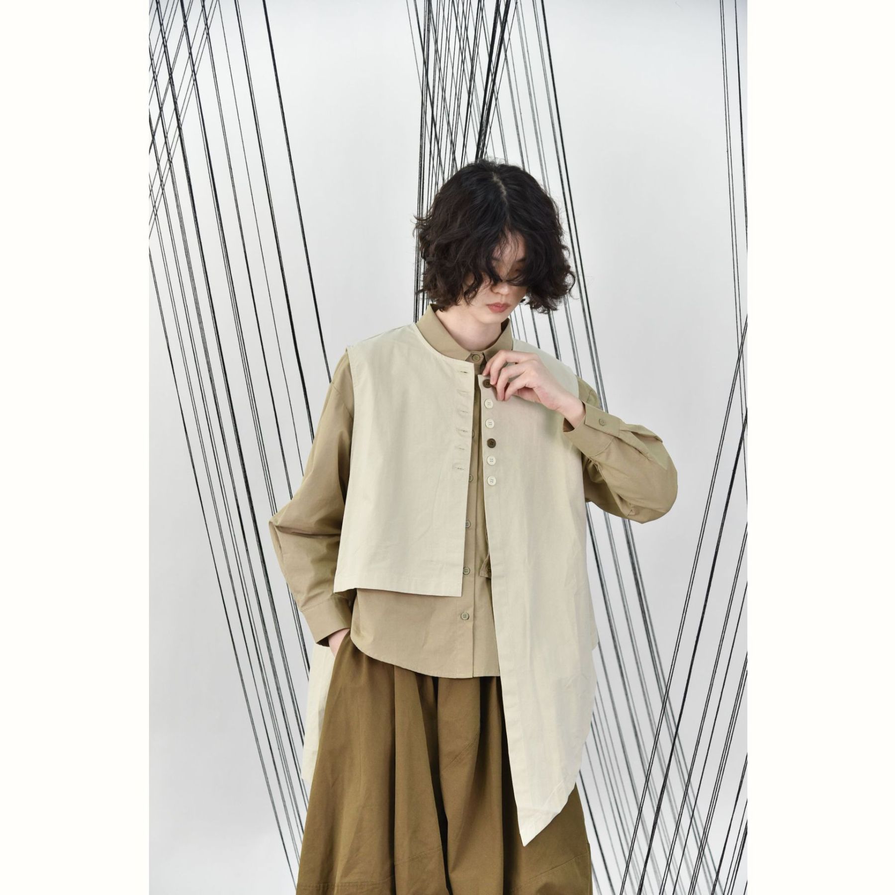 女士撞色扣不規則尖角下擺圓領馬甲