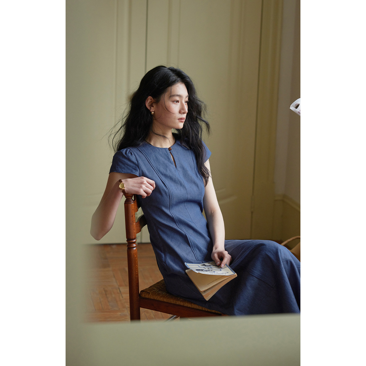 女夏一粒扣圓領收腰連衣裙