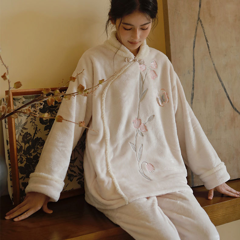 女士秋冬款蝴蝶騰飛刺繡法蘭絨盤口睡衣套裝
