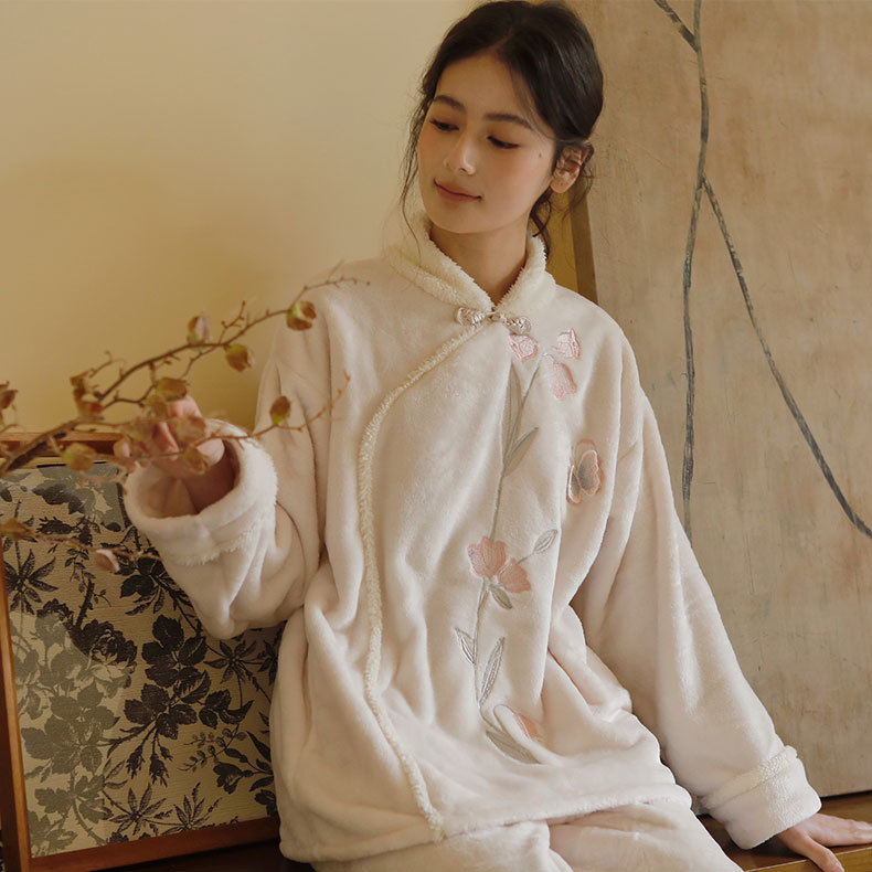 女士秋冬款蝴蝶騰飛刺繡法蘭絨盤口睡衣套裝