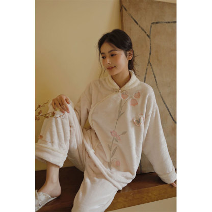 女士秋冬款蝴蝶騰飛刺繡法蘭絨盤口睡衣套裝