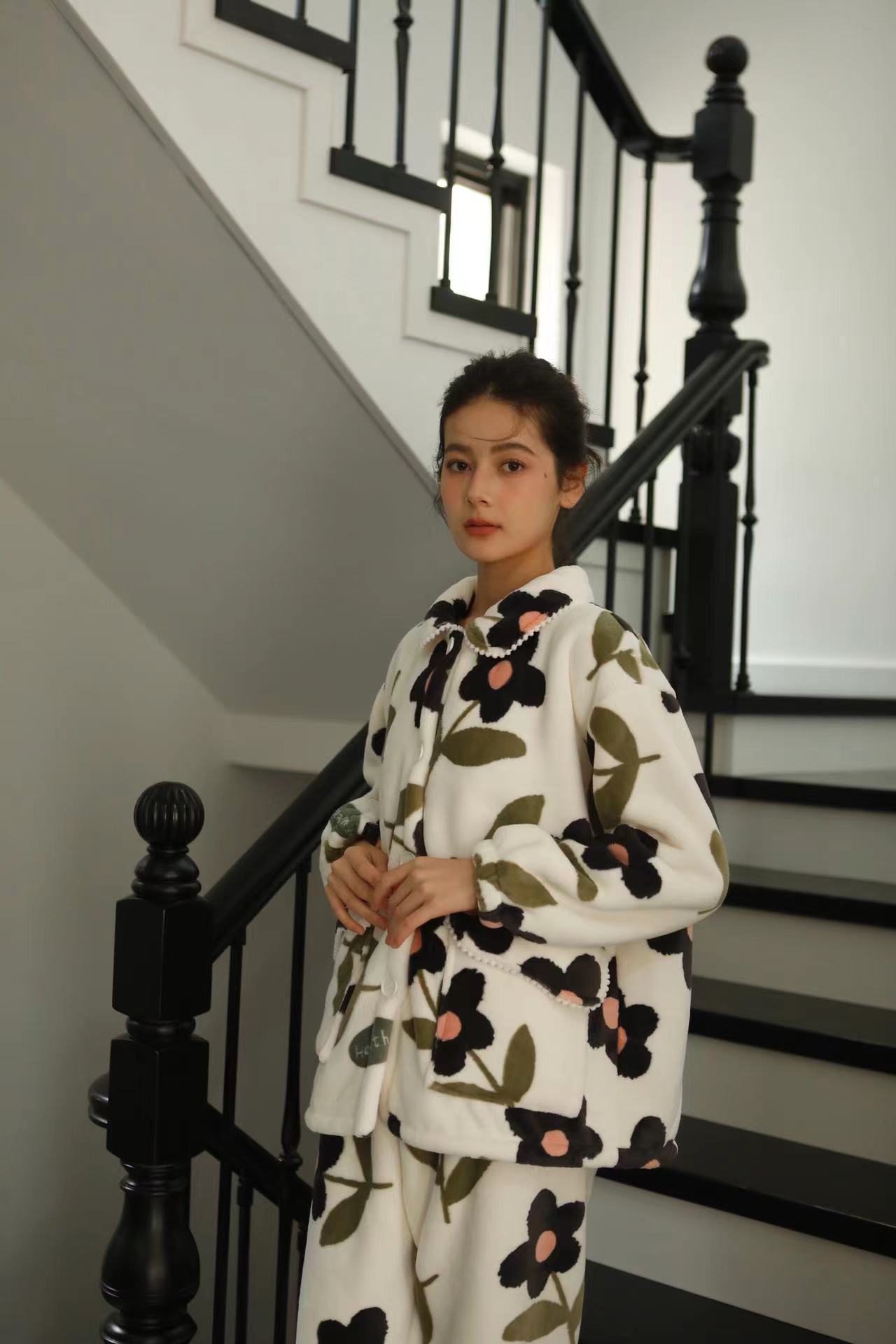 女秋冬加厚羊羔絨粉底白兔印花睡衣