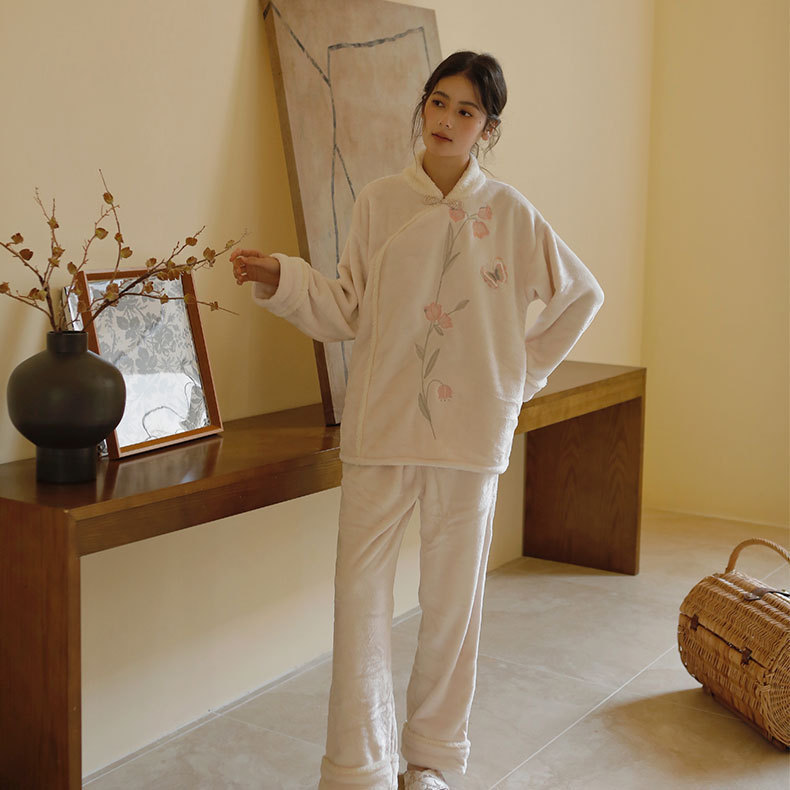 女士秋冬款蝴蝶騰飛刺繡法蘭絨盤口睡衣套裝