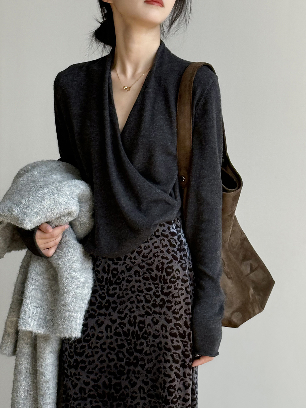 女士秋季法式交叉V領長袖針織衫