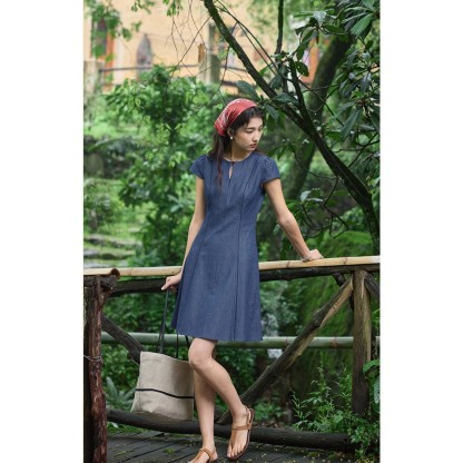 女夏一粒扣圓領收腰連衣裙