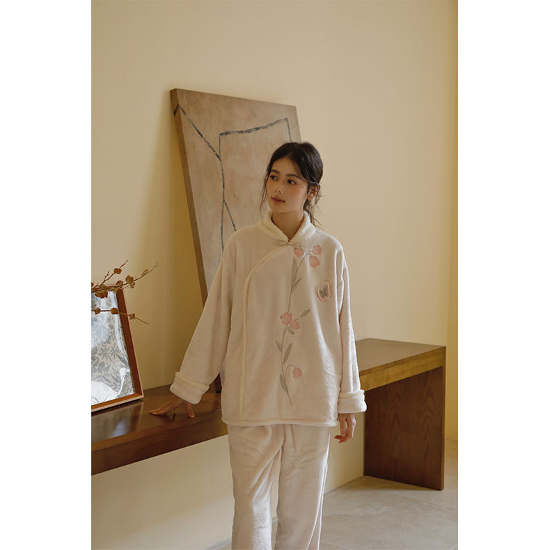 女士秋冬款蝴蝶騰飛刺繡法蘭絨盤口睡衣套裝