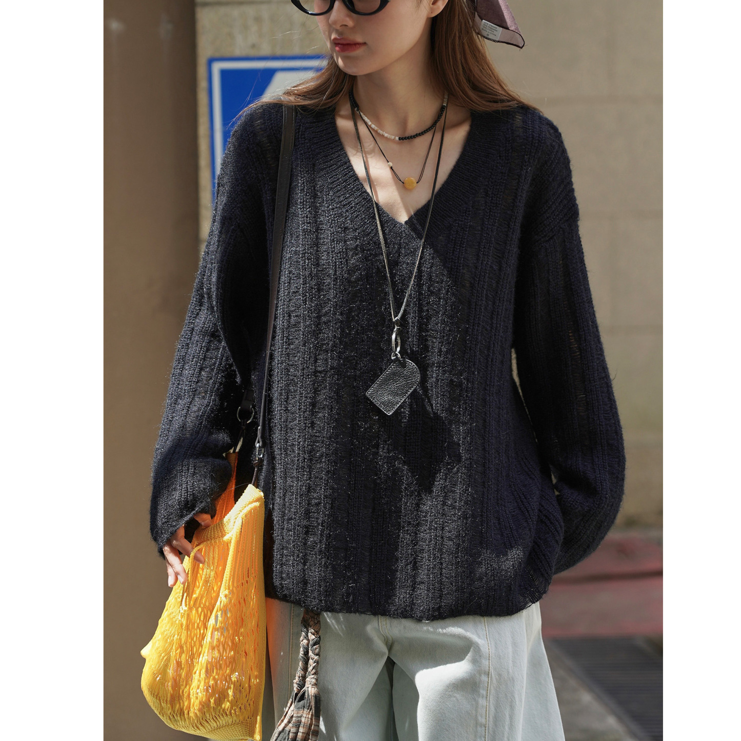 女士春大V領鏤空羊毛毛衣