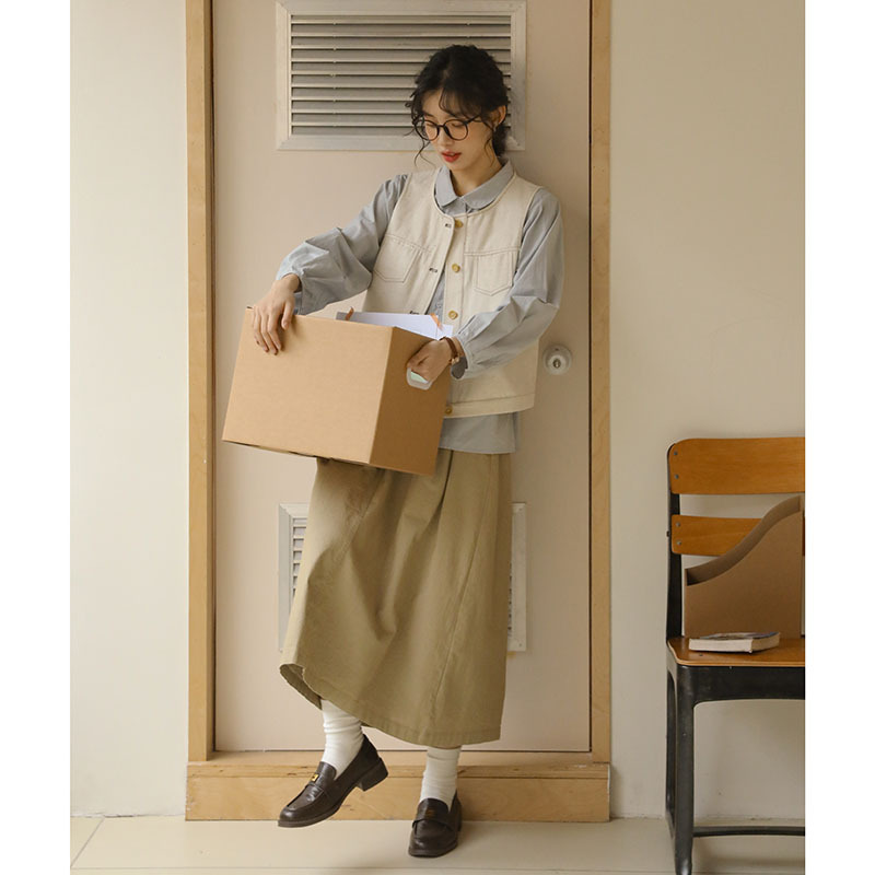 女士秋季白色水洗棉馬甲+藍色襯衫+卡其色半身裙