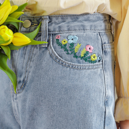 女士春夏小花刺繡口袋九分直筒牛仔褲