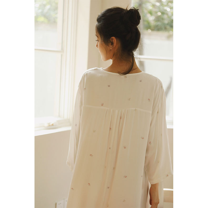 女士人棉貢緞淡雅印花長袖睡裙