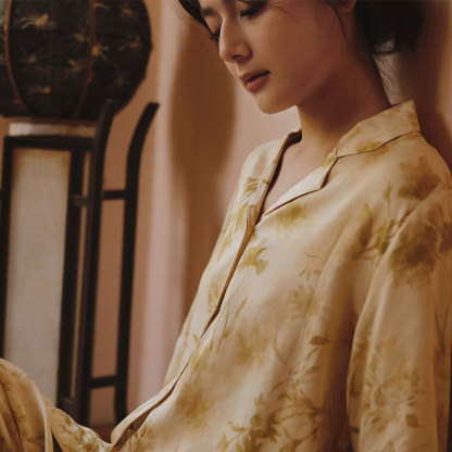 女款貢緞浮生印花翻領長袖睡衣套裝