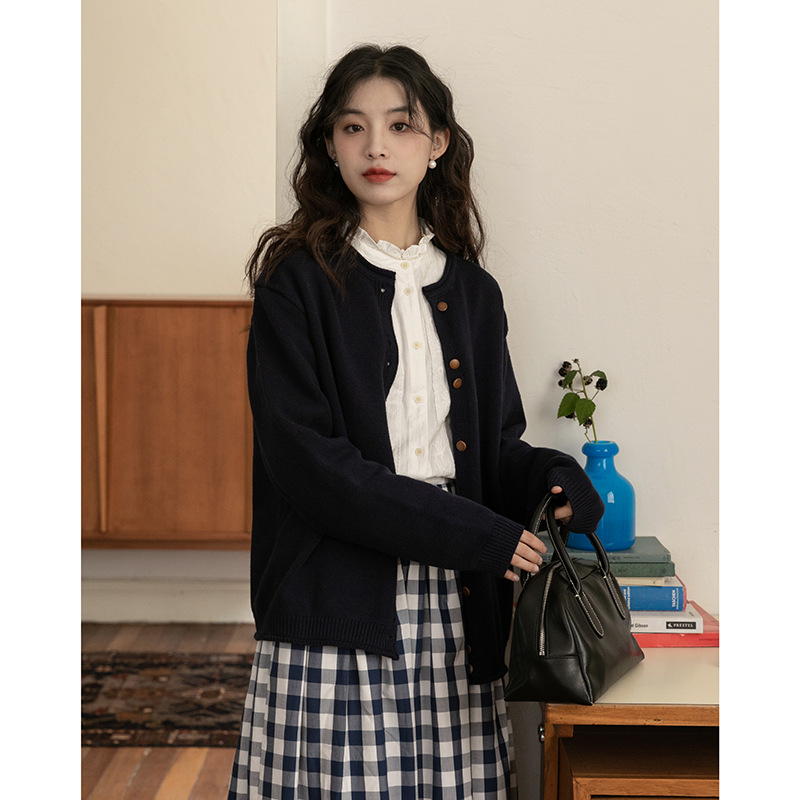 女士初秋圓領白針織毛衣外套+長袖襯衫+半身裙