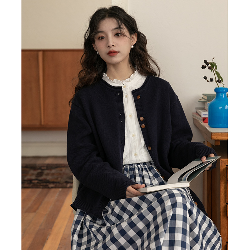 女士初秋圓領白針織毛衣外套+長袖襯衫+半身裙