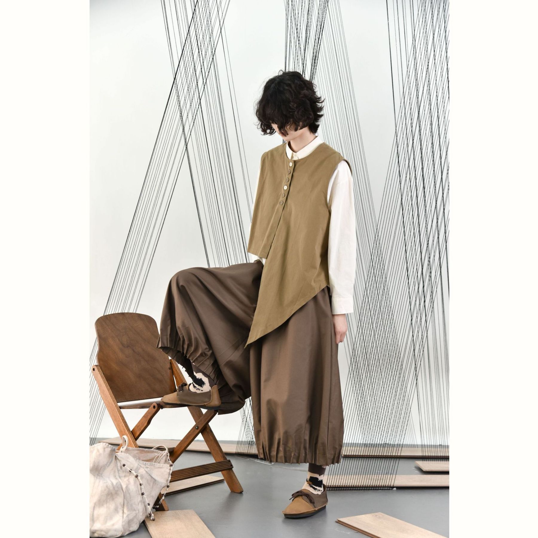 女士撞色扣不規則尖角下擺圓領馬甲