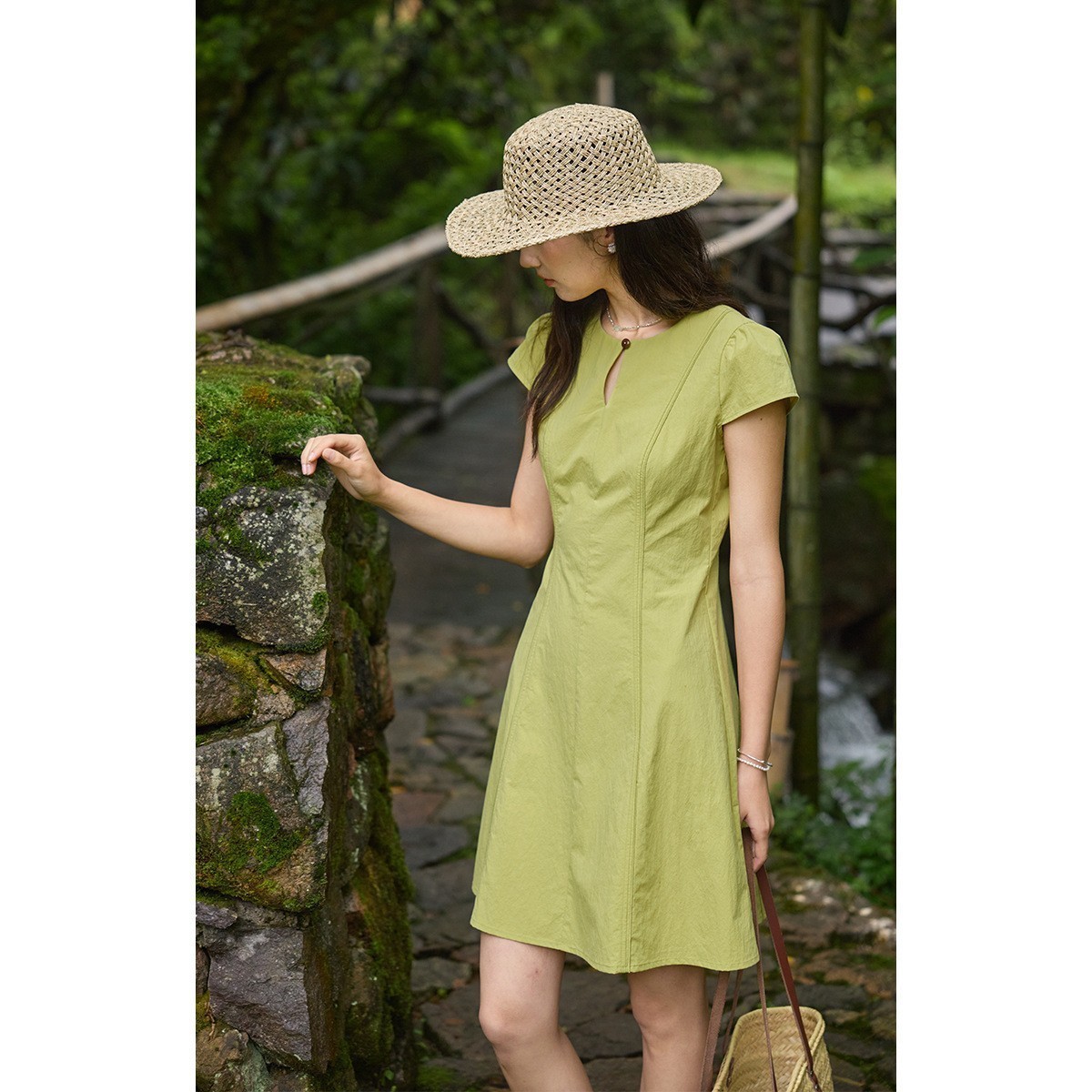 女夏一粒扣圓領收腰連衣裙