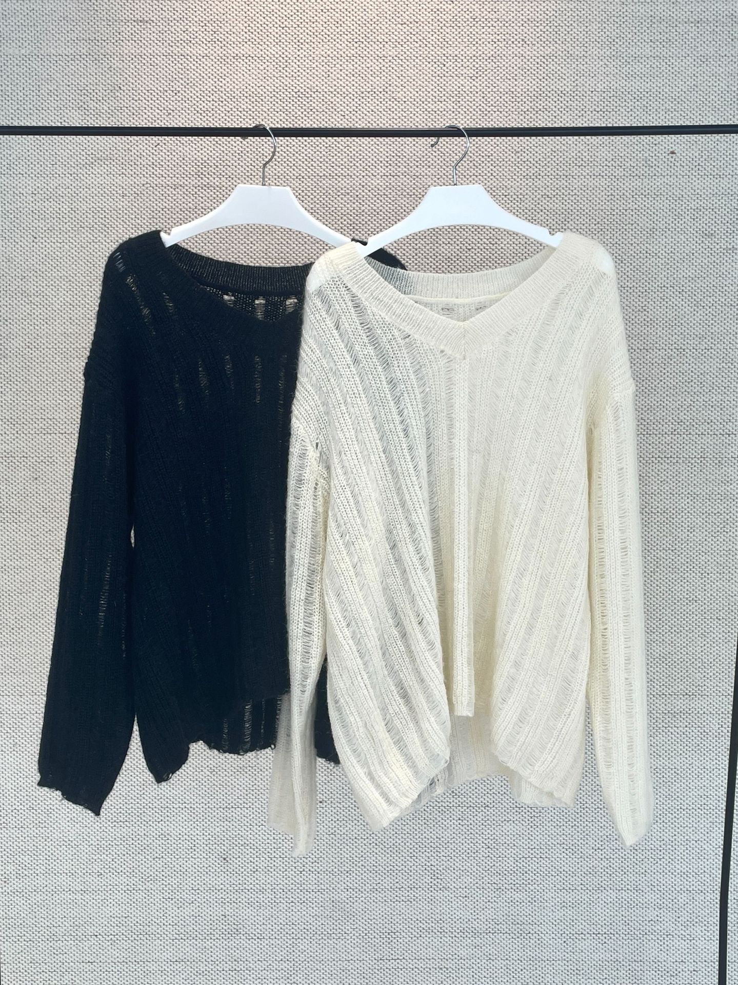 女士春大V領鏤空羊毛毛衣