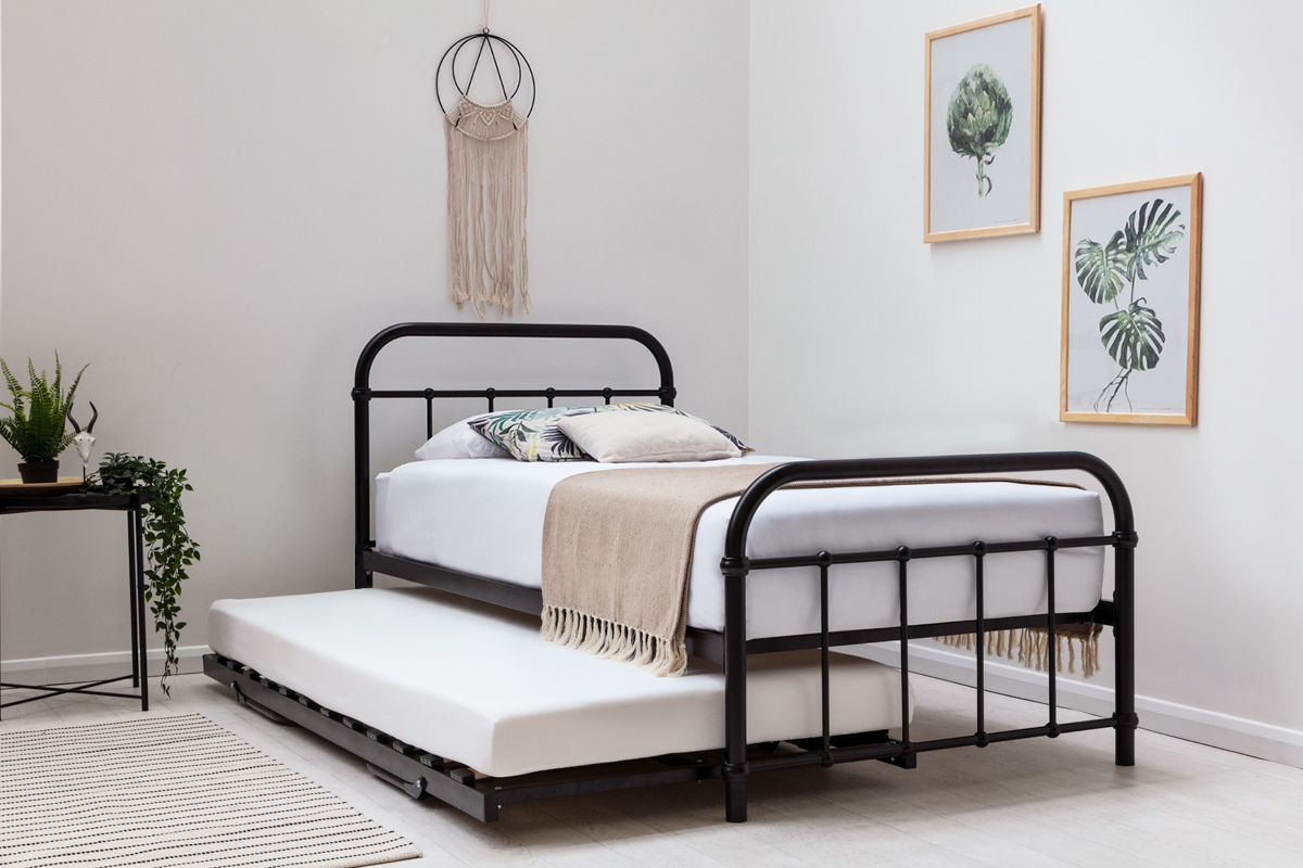 Henley Victorian Black Metal Bed