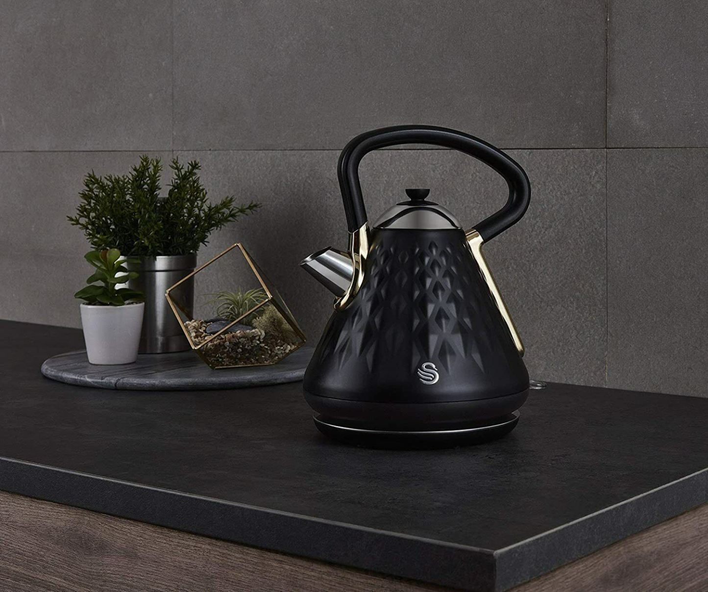 Swan Black Gatsby 1.7L Pyramid Kettle