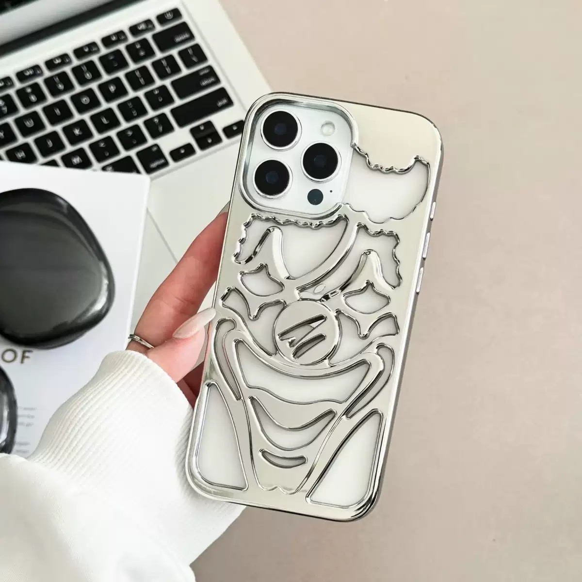 Electroplating frosted hollow clown phone case